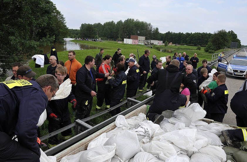 Bereits am Dienstag hatten Feuerwehrleute aus Gräfenhainichen und andere Helfer mit einem Sandsack-Damm den Verkehr auf der Autobahn 9 bei Vockerode (Kreis Wittenberg) vorm Hochwasser geschützt.