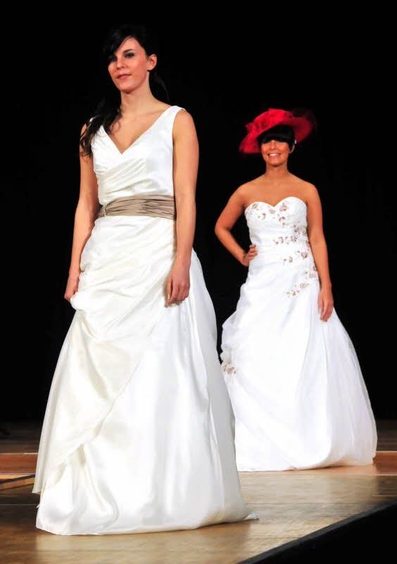 Die Models präsentieren traumhafte Hochzeitskleider.