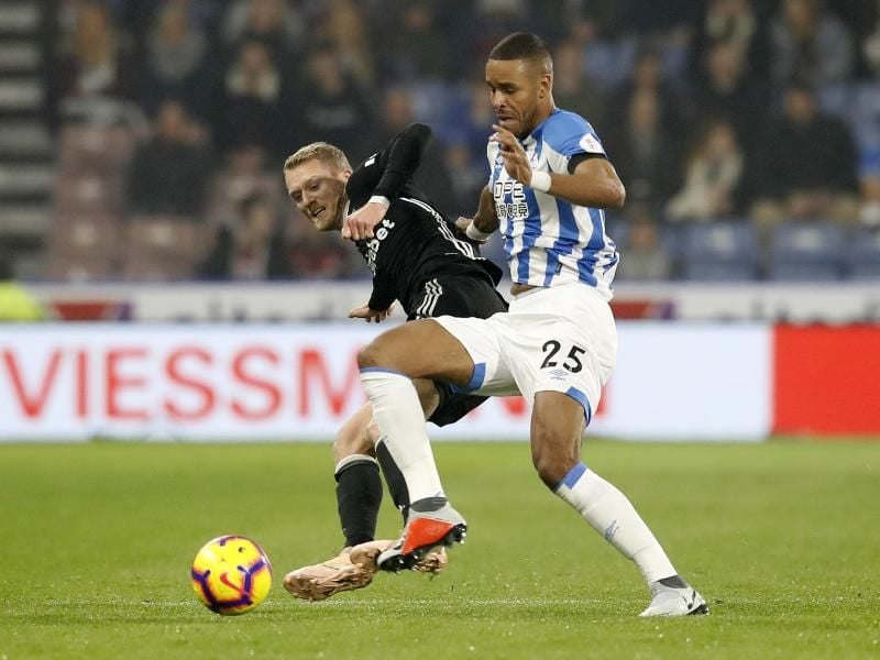 Mathias Jorgensen (r) von Huddersfield Town und Andre Schürrle von Fulham kämpfen um den Ball. Foto: Martin Rickett/PA Wire