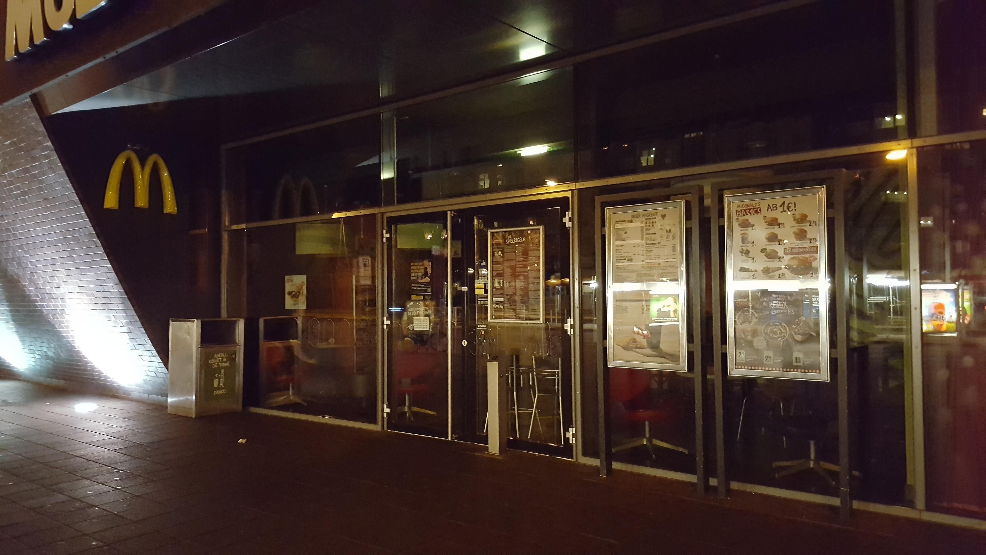 Seltener Anblick: Das Neustadt-Centrum in Halle-Neustadt war am Abend dunkel.