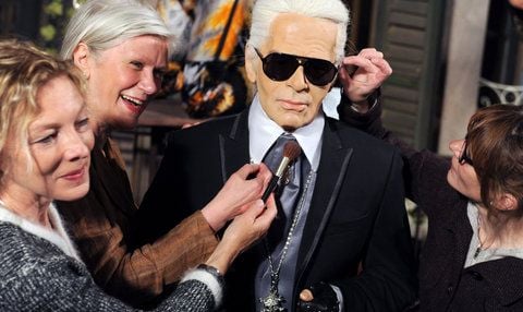 Die Bildhauerin Saskia Ruth (v.l.), die Gewandmeisterin Susi Schaumburg und die Perückenmacherin Anja Bisinger stehen in Hamburg im Panoptikum um die Wachsfigur des Modezars Karl Lagerfeld. (FOTO: DPA)