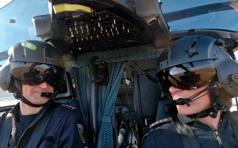 In der Pilotenkanzel des Hubschraubers sitzen Marco Wiegand (links) und Swen Dotzauer nebeneinander. Vertrauen in der Crew ist enorm wichtig.