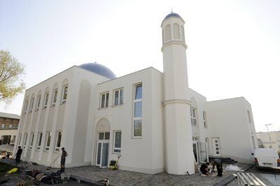Die letzten Arbeiten werden am Montag (13.10.2008) rund um den Neubau der Khadija-Moschee in Berlin-Heinersdorf ausgeführt. Die erste Moschee im Osten Berlins soll am Donnerstag (16.10.) feierlich eröffnet werden. (Foto: dpa)