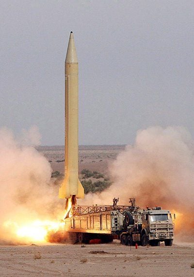 Test einer Shahab-3 Rakete der iranischen Revolutionsgarden in der Wüste bei Qom (Iran). Der BND geht nach einem «Stern»-Bericht davon aus, dass der Iran innerhalb von sechs Monaten eine Atombombe fertigbauen und ähnlich wie Nordkorea unterirdisch testen kann. (FOTO: DPA)