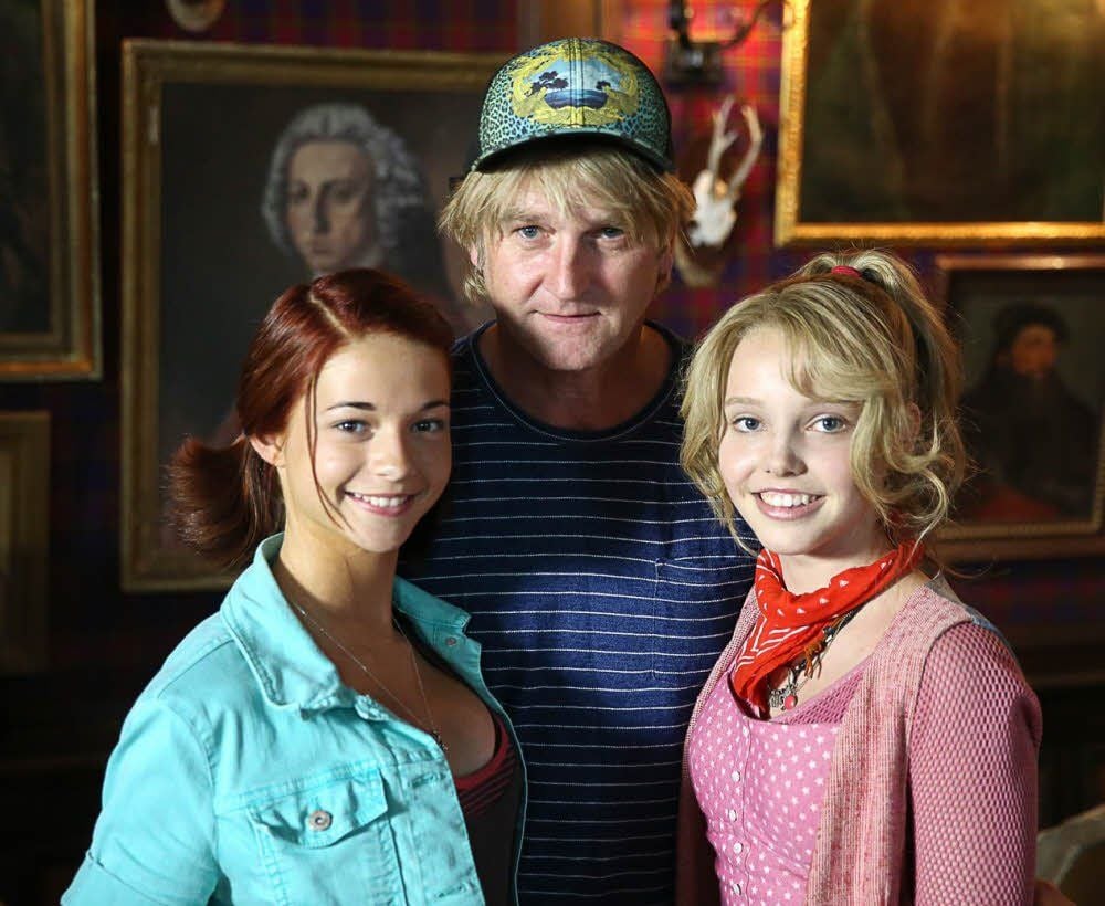 Regisseur Detlev Buck mit seinen beiden Hauptdarstellerinnen Lina Larissa Strahl („Bibi“, r.) und Lisa Marie Koroll („Tina“).