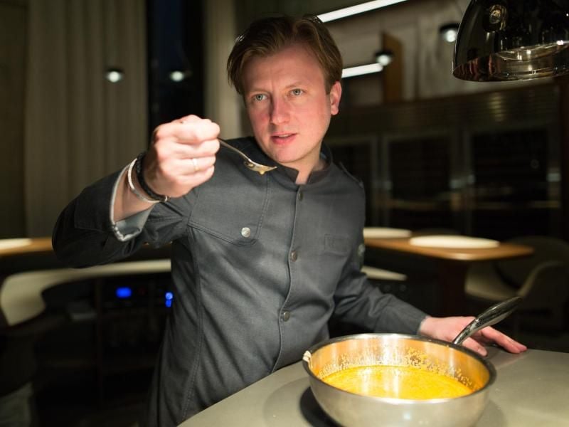 Drei-Sterne-Koch Kevin Fehling schmeckt in der Hafencity in seinem Restaurant "The Table" ein Gericht ab. Foto: Axel Heimken/Archiv