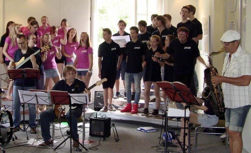 Volle Konzentration: Chor und Band proben erstmalig gemeinsam.