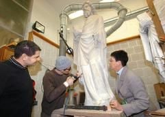Dombaumeisterin Barbara Schock-Werner (r) und Hüttenmeister Uwe Schäfer schauen in der Dombauhütte des Kölner Doms einem Steinmetz über die Schulter (Archivfoto vom 19.12.2003). Dieser arbeitet an einer Figur, die später ihren Platz am Dom finden wird. Der Kölner Dom, stärkster Touristenmagnet Deutschlands, ist eine immerwährende Baustelle, auf der Künstlern aus den unterschiedlichsten Handwerkern die Arbeit in den nächsten Jahren nicht ausgehen wird. (Foto: dpa)