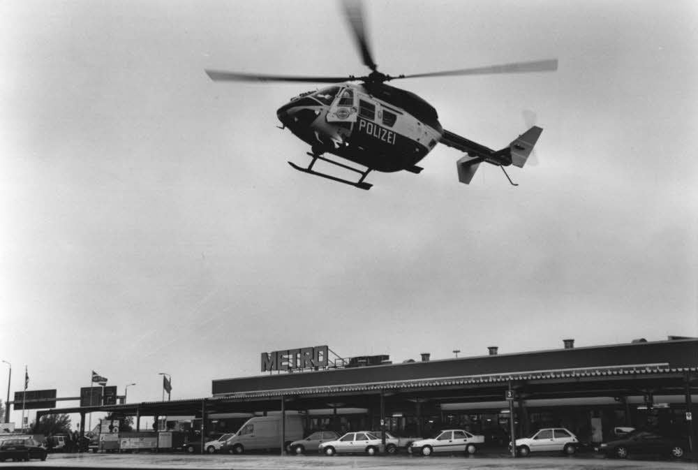 Ein Großaufgebot der Polizei suchte nach dem Mord am Metro-Markt nach dem Täter - auch mit einem Hubschrauber.