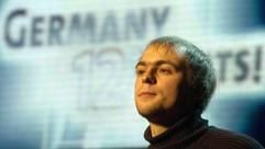«tv Total»-Sänger Max in Berlin vor dem Logo der Sendung «Germany 12 Points». Mit der Stefan Raab Komposition «Can't Wait Until Tonight» schnellte der 22-jährige Künstler von null auf Platz eins der Single-Charts, womit er auch die Eintrittskarte für den Wettbewerb am Freitag löste. (Foto: dpa)
