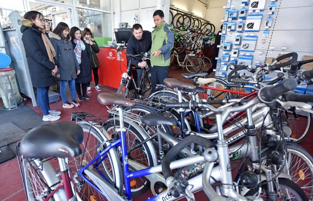 Bei Fahrrad-Hammer in Bitterfeld wurden die Räder an die jungen Vietnamesen übergeben.