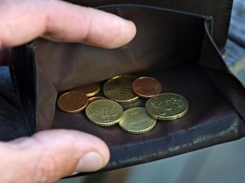 Die Hartz-IV-Sätze steigen. Damit haben Empfänger mehr Geld im Portmonee. Foto: Karl-Josef Hildenbrand/dpa