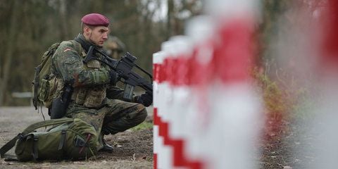 Ein Bundeswehrsoldat der Division Spezielle Operation kniet am 04.12.2012 mit einem Gewehr in den Händen während der Übung «Schneller Adler 2012» in Havelberg (Sachsen-Anhalt). (FOTO: DPA)