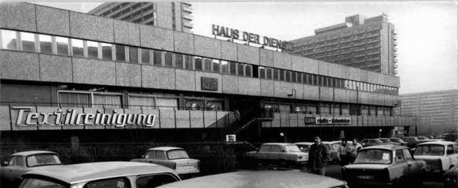 Blick auf das Zentrum von Halle-Neustadt mit dem „Haus der Dienste“ und den Hochhaus-Scheiben im Hintergrund. Heute beginnt eine internationale Tagung, die sich mit der Zukunft Neustadts befasst.