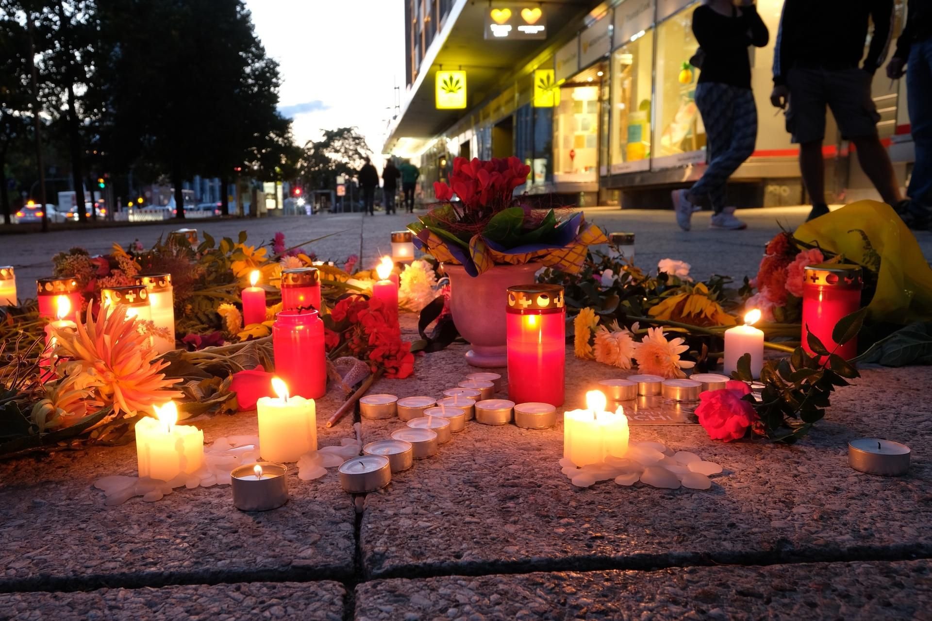 Für die Todesopfer wurden in Chemnitz Kerzen aufgestellt.