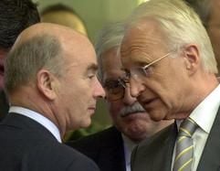 Der brandenburgische Innenminister Jörg Schönbohm (l.) unterhält sich am in Berlin während einer Bundesratssitzung mit dem bayerischen Ministerpräsidenten Edmund Stoiber. (Archivfoto: dpa)