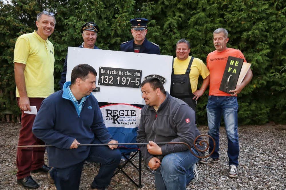 Wenn zwei sich streiten, freut sich der Regisseur: Ralf Kowalski (links) und die Leinwand-Rivalen Pfarrer Blischke und Bürgermeister Wernecke.