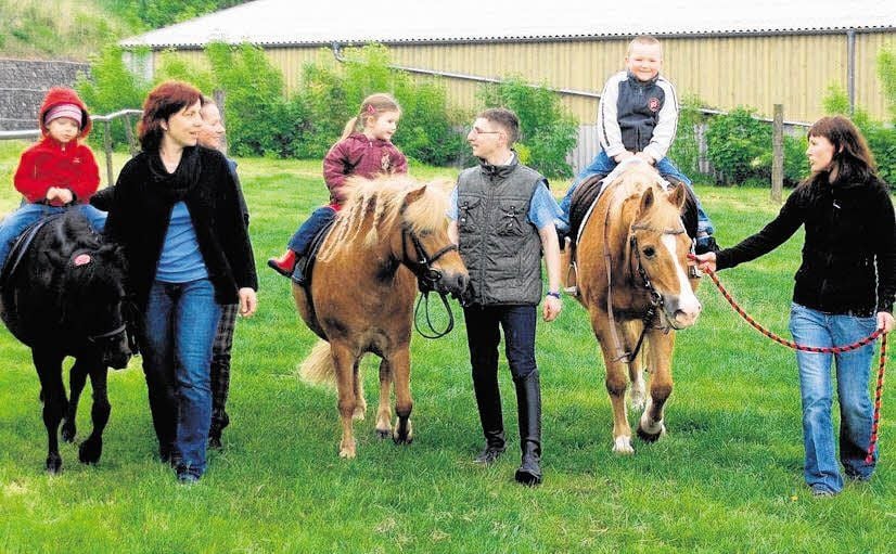 Der sechsjährige Pascal (re.) saß erstmals auf einem Pony und freute sich.