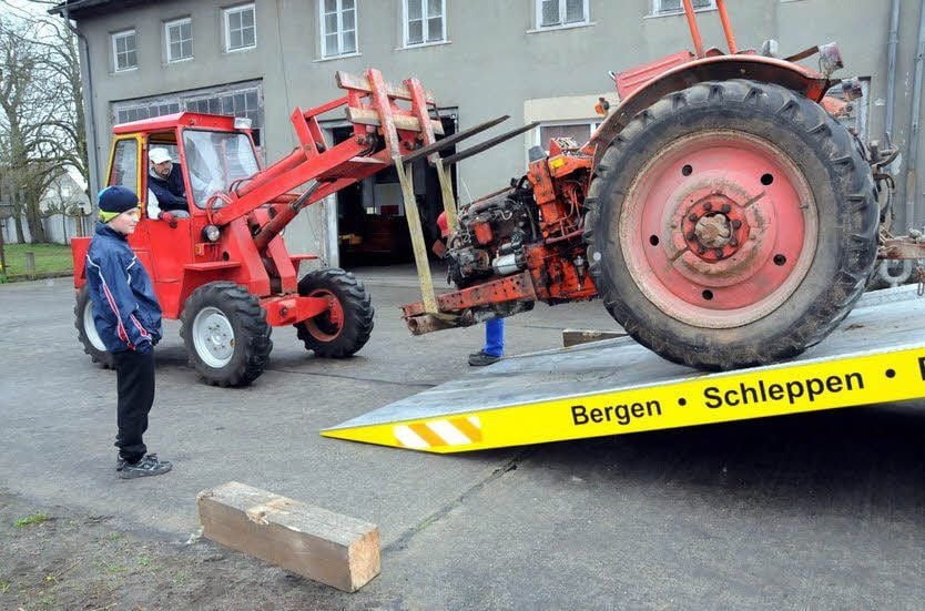 Die Reste eines Treckers MTS 50 wurden mit einem Spezialfahrzeug vom Autohof Grießig von Bösewig nach Mark Zwuschen transportiert.