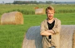 Thomas «Curtis» Gaethje posiert am Donnerstag (09.08.07) auf einem Feld bei Garding. (Foto: ddp)