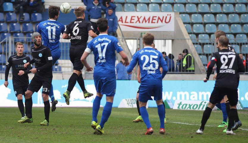 FCM-Torjäger Christian Beck beim Kopfball gegen Sandrino Braun