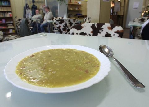 Ein Teller Erbsensuppe in der Suppenküche der Magdeburger Tafel in Magdeburg. (FOTO: DPA)