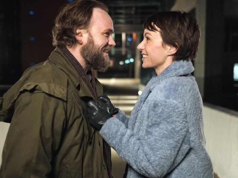 Gerold Plassek (Thomas Stipsits) und Rebecca Fessler (Julia Koschitz) auf dem Heimweg von ihrer ersten Verabredung. Foto: Petro Domenigg/Mona Film/Tivoli Film/BR/ARD/dpa