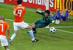 Ruud van Nistelrooys Treffer in der 43. Minute war regulär, weil außer Italiens Torwart Gianluigi Buffon auch noch der hinter die Torauslinie gerutschte Verteidiger Christian Panucci zu berücksichtigen war. (Foto: dpa)