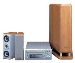 Aus sechs mach' drei - bei dem Komplettsystem DM-51DVS setzt Denon auf zwei Lautsprecher und eine Bassbox. Mittels Dolby-Pro-Logic-Technologie rechnet die Anlage Stereo- zu Surround-Sound hoch. (Foto: dpa)
