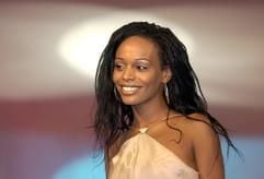 Die Sängerin Senait posiert am Montag (03.03.2003) in Kiel während der Vorbereitungen zur deutschen Vorentscheidung zum Grand Prix Eurovision 2003 vor den Fotogafen. Der Sängerin tritt mit ihrem Lied "Herz aus Glas" am Freitag beim gegen 13 Konkurrenten an. (Foto: dpa)