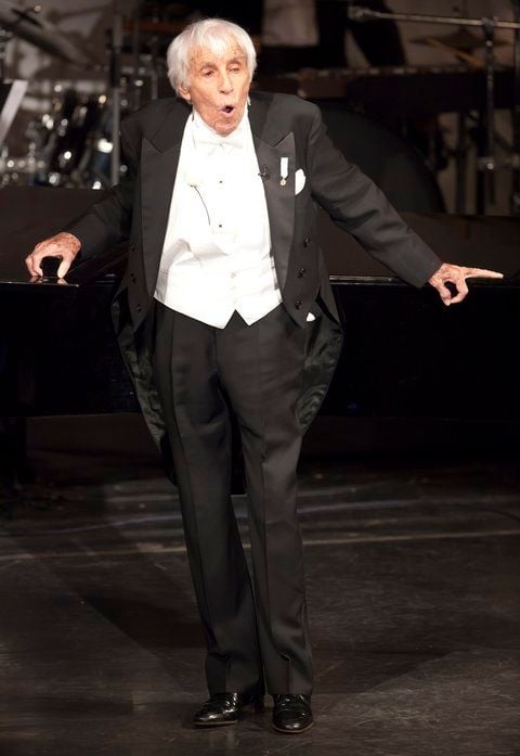 Johannes Heesters tritt bei seiner Geburtstagsgala «Jopi - die 107. Revue» am 07.12.2010 im Kaisersaal in Erfurt auf. (FOTO: DPA)