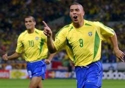 Der Brasilianer Ronaldo jubelt nach seinem