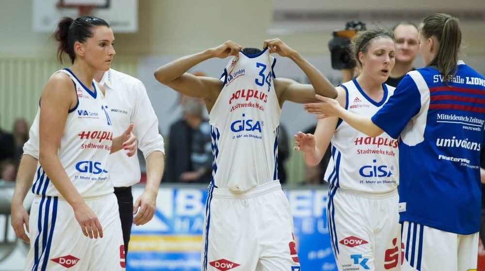 Michaela Abelova, Tiffany Porter-Talbert und Amanda Rego (von links) sind nach dem Viertelfinal-Aus maßlos enttäuscht.