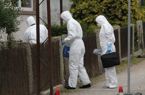 Mitarbeiter der Spurensicherung betreten am 28. Mai ein Haus in Wernigerode, wo ein 49 Jahre alter Mann tot aufgefunden wurde. Nähere Details zu den Umständen des Todes wollte die Polizei zunächst nicht nennen. (FOTO: DAPD)