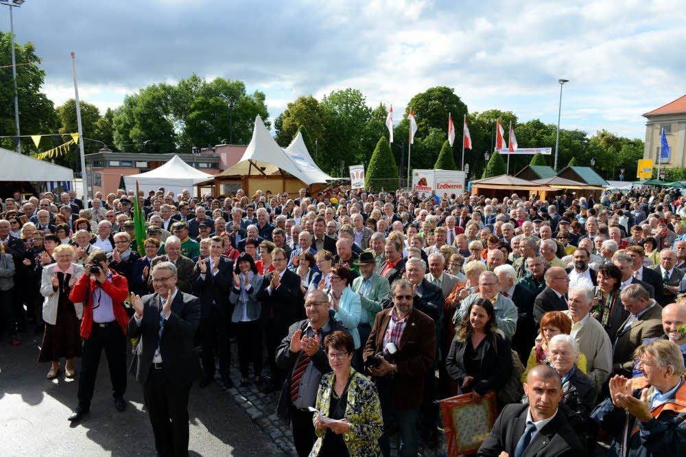 Mit einem Fest auf der Naumburger Vogelwiese und mit Hunderten Gästen feiert der Burgenlandkreis sein 20-jähriges Bestehen.