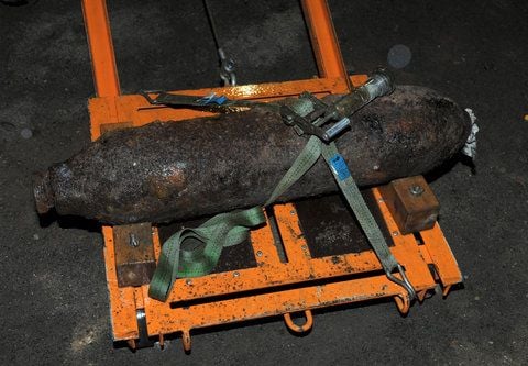 Die entschärfte 75-Kilo-Bombe liegt in Leipzig auf einem Gestell. Bei Bauarbeiten in der Innenstadt war am Mittwoch eine Fliegerbombe aus dem Zweiten Weltkrieg entdeckt worden. (FOTO: DPA/FUNKREGIO)