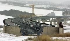 Die fast 1,2 km lange und 40 Meter hohe Brücke für die A 38 über das Thyratal bei Berga (Sachsen-Anhalt), aufgenommen am Montag (19.01.2004). Der Streit um die "Südharzautobahn" A 38 wird am Donnerstag (22.01.2004) vor dem Bundesverwaltungsgericht in Leipzig fortgesetzt. Naturschützer wollen den Bau der zum Teil bereits fertigen Trasse durch Niedersachsen und den mitteldeutschen Raum stoppen. Die A 38 soll als "Verkehrsobjekt Deutsche Einheit" die A 7 bei Göttingen (Niedersachsen) mit der A 9 bei Halle (Sachsen-Anhalt) und damit die Wirtschaftszentren im Ruhrgebiet mit der Industrieregion Leuna/Leipzig verbinden. Bei Leipzig gehört die Strecke als "Südring" zu den wichtigsten Verkehrsvorhaben für die Autoindustrie. Das neue BMW-Werk benötigt die Trasse als alternative Route für die Anlieferung. (Foto: dpa)