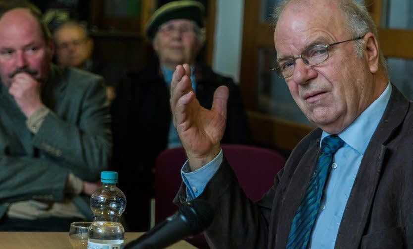 Richard Schröder diskutiert mit Hettstedtern über die Wende.