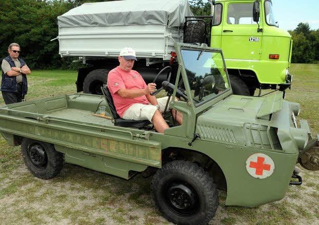 Josef Feix kam aus Elster mit seinem schwimmfähigen LuAZ, ein russisches Fahrzeug.