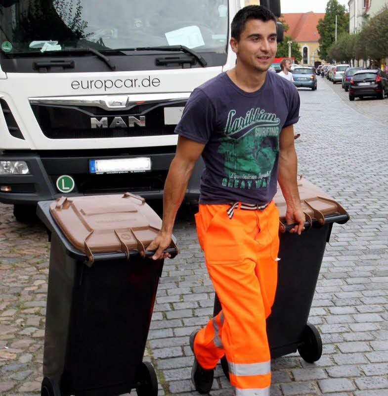 In der Region Jessen haben die neuen Bio- und Restmülltonnen ihre Bestimmer erreicht. Im Auftrag des Landkreises wurden die Tonnen auch in der Jessener Innenstadt an ihren jeweiligen Standort gerollt.