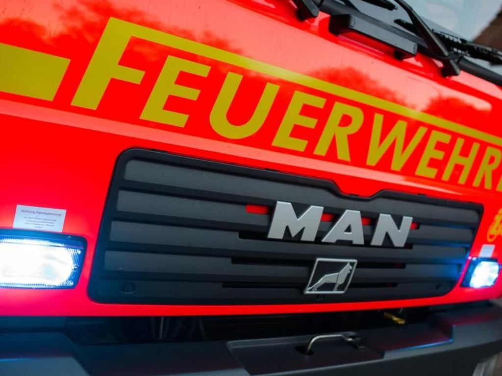 Eine Feuerwehrlaube hat am Samstagmorgen (19. Februar) gegen 1.30 Uhr angefangen zu brennen. Die freiwillige Feuerwehr Gardelegen rückte mit fünf Fahrzeugen aus.