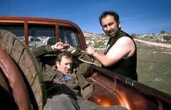 Peter Lohmeyer als Jan (l) und Hilmi Sözer als Rudi (r) in einer Szene des Films «Playa del Futuro», der am 09.06.2005 in den deutschen Kinos anläuft. (Foto: dpa)