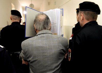 Der Inzest-Täter Josef Fritzl (M.) beim Prozess-Auftakt vor dem Schwurgeericht in St. Pölten (FOTO: DPA)