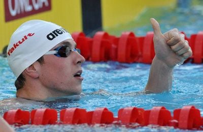 Der deutsche Schwimmer Paul Biedermann hebt nach seinem Semifinale den Daumen. Er qualifizierte sich für das Finale. (FOTO: DPA)