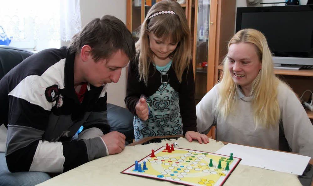 Mirko Gillmann und Annett Niedzwiedz mit ihrer fünf Jahre alten Tochter Natalie in den eigenen vier Wänden.