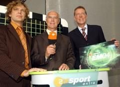 Der Fußballexperte Franz Beckenbauer (M), ZDF-Moderator Michael Steinbrecher (l) und ZDF-Sportchef Wolf-Dieter Poschmann zeigen sich am Dienstag (27.04.2004) in Berlin auf einer Pressekonferenz zur Vorstellung des ZDF-Programmes für die Fußball-Europameisterschaft "EURO 2004" in Portugal vom 12.06. bis 04.07.2004. Sie stellten das Konzept des Senders für das Sportereignis vor. (Foto: Jens Kalaene)