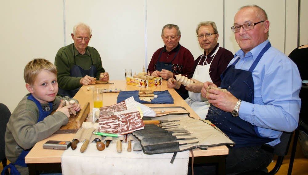 Eric (links) lernt unter Anleitung von Großvater Eberhard Glück (rechts) Schnitzen. Einmal im Monat laden die Schnitzer nach Droßdorf ein.