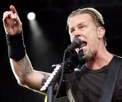Der Sänger der US-Rockband Metallica, James Hetfield, steht am Dienstag (08.06.2004) bei einem Konzert auf einer Bühne im Ludwigshafener Südweststadion. (Foto: dpa)