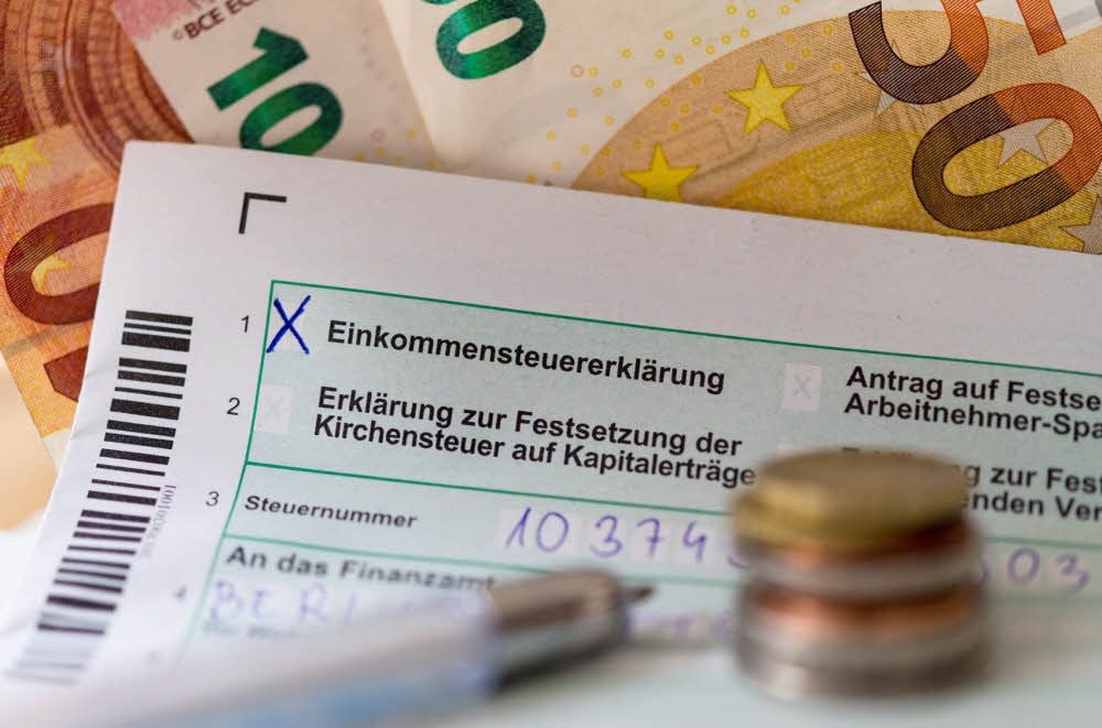 Für die Einkommensteuer 2018 gilt ein Grundfreibetrag für Alleinstehende von 9.000 Euro und für Verheiratete von 18 000 Euro.
