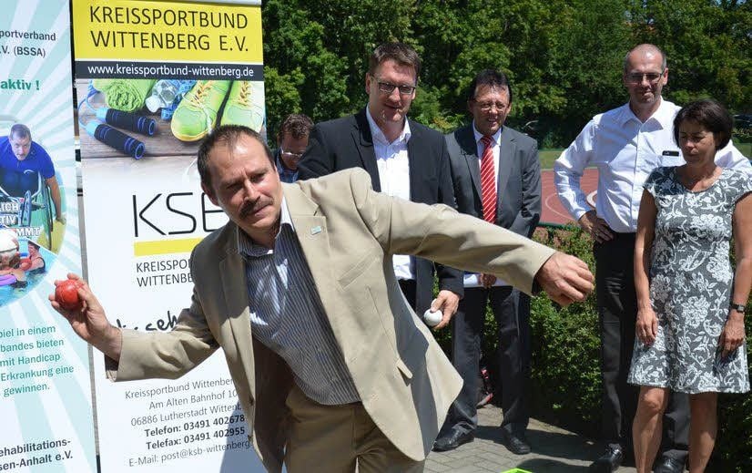 Kreissportbund-Präsident Uwe Loos probierte sich gestern nach der Pressekonferenz gleich an der Station Elbkähne versenken aus.